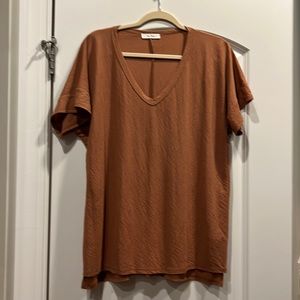 Tres Bien Short Sleeve V Neck Top With Slide Slits in Dusty Rose